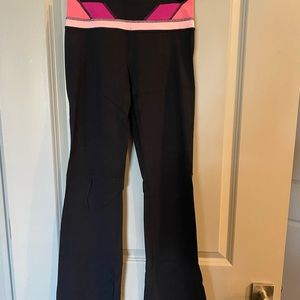 Lululemon Groove Pant. Black with pinks - size 4L